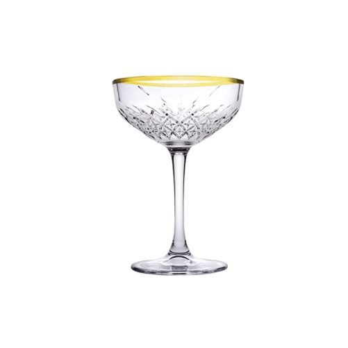 shaker doré, carafe en verre, verres élégants avec cocktail et glace